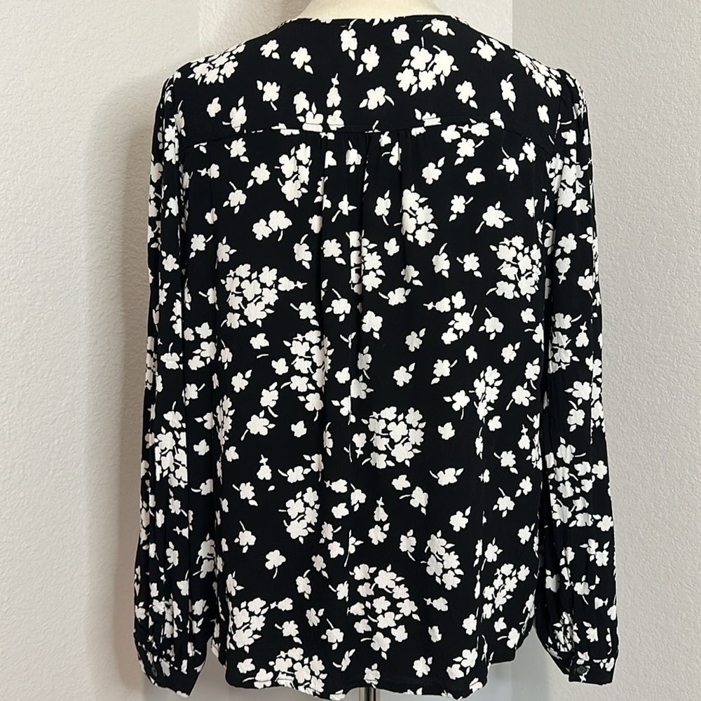 NWOT Loft Floral V-Neck Button Blouse (Lp) - Picture 7 of 12